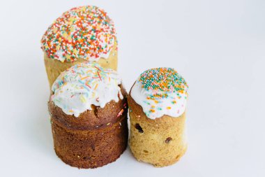 Beyaz arka planda Paskalya pastaları. İzole edilmiş. Lezzetli bir tatil yemeği.