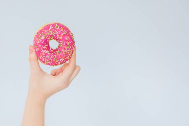 Gri arka planda pembe donut.