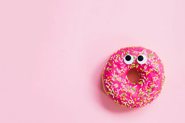 粉红甜甜圈 有粉色背景的眼睛 — 图库照片