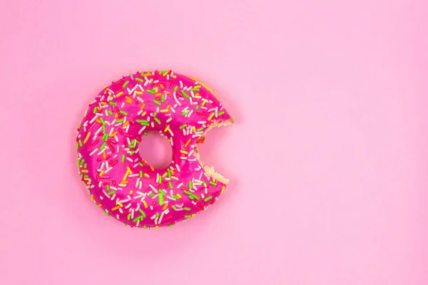 Pembe arka planda pembe bir çörek.