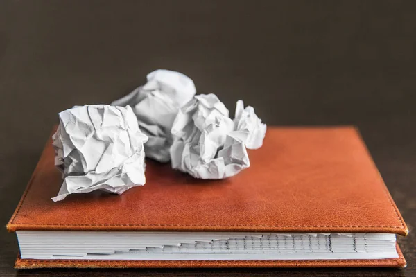 Trozos Papel Arrugado Cuaderno Del Lugar Trabajo — Foto de Stock