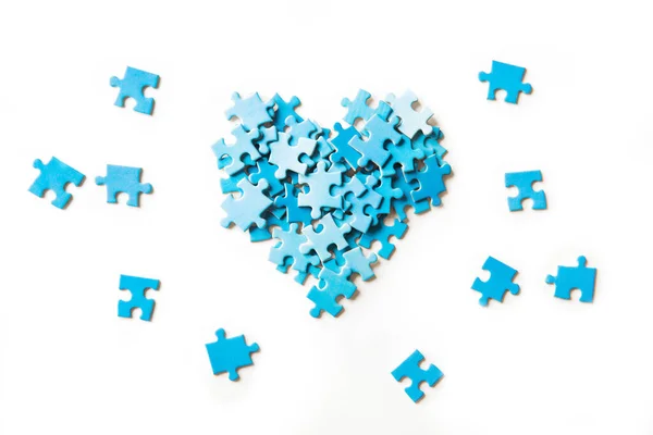 Beyaz arka planda yapboz parçaları, kalp şekli, sağlık. İzole edilmiş