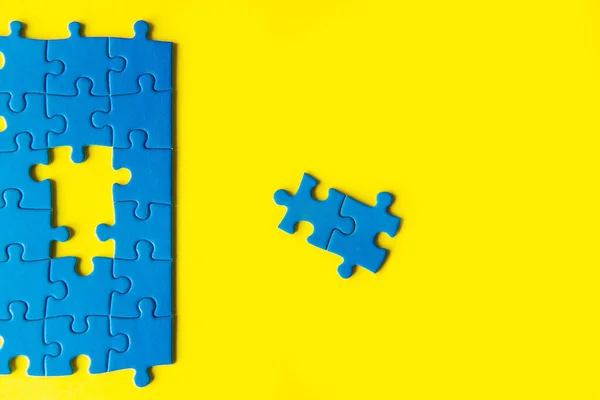 Puzzle Bleu Sur Fond Jaune Connexion Affaires Concept Réussite Stratégie — Photo