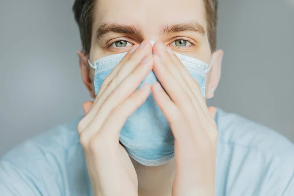 Jonge Mannelijke Masker Quarantaine Huis Als Gevolg Van Coronavirus Pandemie — Stockfoto