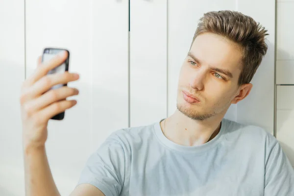 Man Talking Online Connection Young Guy Waving His Hand Broadcast — Stock Photo, Image