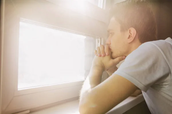 Genç adam ne yazık ki evinden dışarı bakıyor.