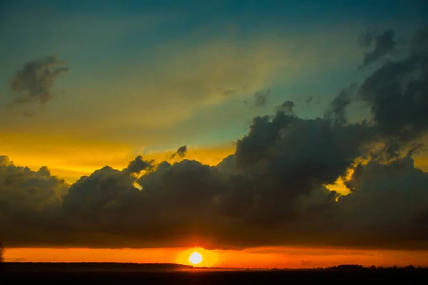Sonnenuntergang Auf Dem Feld Schöne Landschaft Bei Sonnenuntergang Mit Großem — Stockfoto