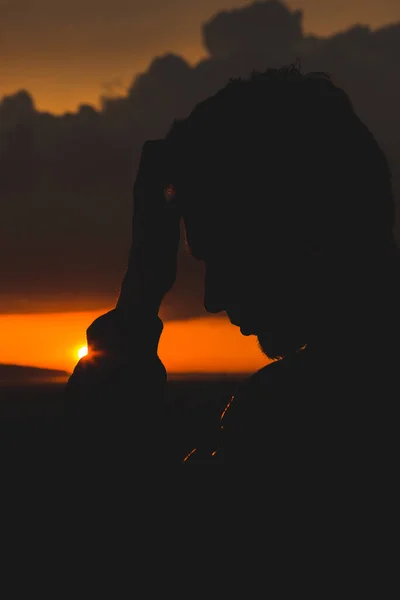 Een Man Het Veld Bij Een Prachtige Zonsondergang Silhouet Van — Stockfoto