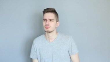Görme engelli genç adam etrafına bakar ve gözlük takar. Göz problemi