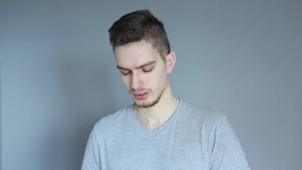 Joven Con Camisa Gris Bebiendo Agua Botella Durante Deporte Sobre — Vídeos de Stock