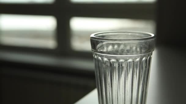 Vatten Hälls Glas Ett Bord Fullt Glas Rent Vatten — Stockvideo