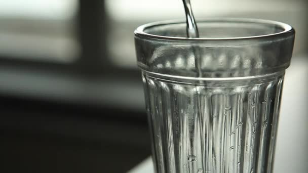 水倒进桌子上的杯子里 满满一杯纯净水 — 图库视频影像
