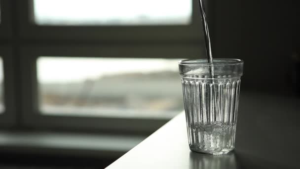 Вода Вливається Склянку Чиста Вода Чоловік Бере Склянку Водою — стокове відео