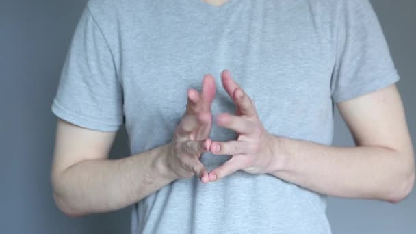 Hombre Nervioso Con Una Camiseta Gris Sobre Fondo Gris Las — Vídeo de stock