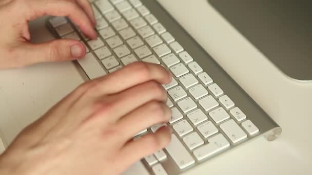 Руки Печатают Клавиатуре Человек Работающий Компьютером Сотрудник Офиса — стоковое видео