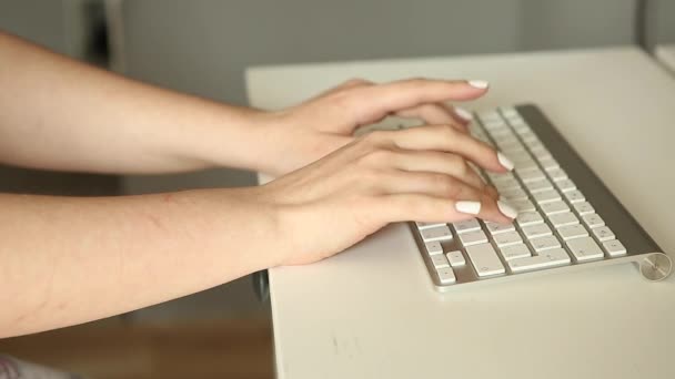Kvinnors Hand Skriva Vitt Tangentbord Kvinnan Som Jobbar Vid Datorn — Stockvideo