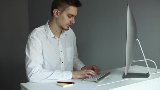 Junger Mann Weißem Hemd Arbeitet Schreibtisch Mit Einem Computer Büro — Stockvideo