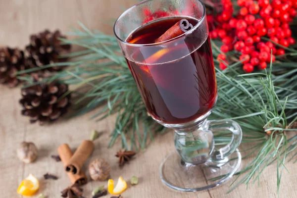 크리스마스 나무 테이블에서 와인 mulled — 스톡 사진