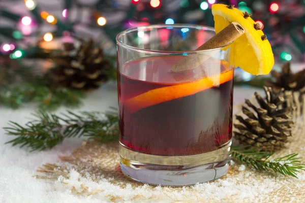크리스마스 나무 테이블에서 와인 mulled — 스톡 사진