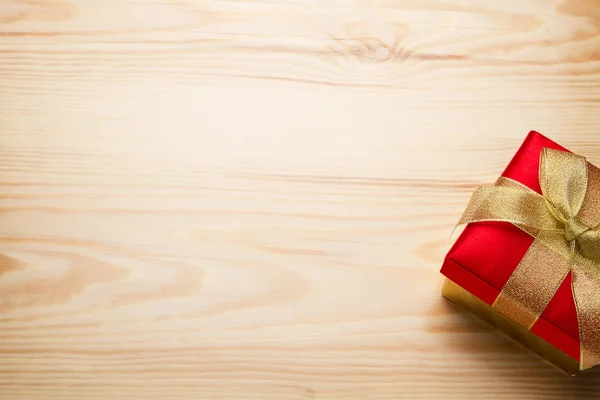 Geschenkbox auf Holztisch — Stockfoto