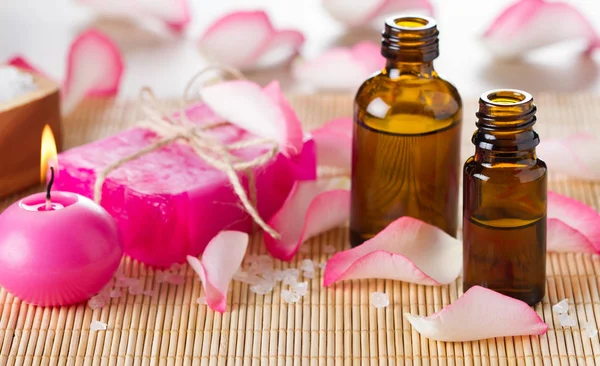 Óleo essencial para aromaterapia, pétalas de rosas rosa, sabão artesanal — Fotografia de Stock