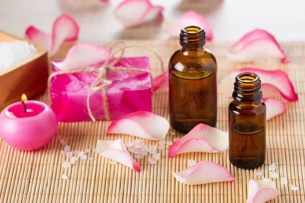 Óleo essencial para aromaterapia, pétalas de rosas rosa, sabão artesanal — Fotografia de Stock