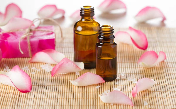 Aceite esencial para aromaterapia, pétalos de rosas rosadas, jabón hecho a mano — Foto de Stock