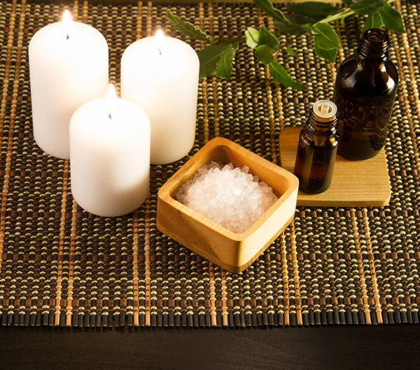 Aromatherapie ätherische Öle, Meersalz und Kerzen Stockfoto