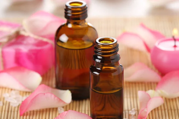Ätherisches Öl für die Aromatherapie, rosa Rosenblätter, handgemachte Seife lizenzfreie Stockbilder