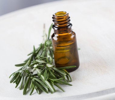 Biberiye esans aromaterapi ahşap beyaz zemin üzerine için