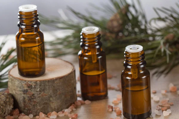 Pine essentiële oliën voor aromatherapie — Stockfoto