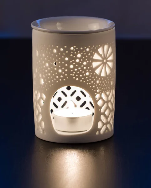 Lâmpada de aromaterapia e vela — Fotografia de Stock
