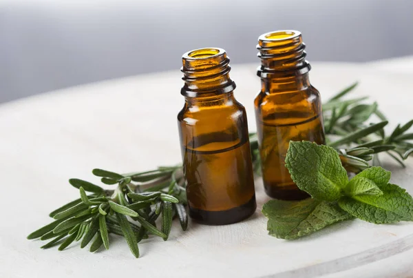 Esenciální olej z rozmarýnu a máty pro aromaterapii — Stock fotografie