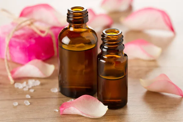 Aceite esencial de rosas para aromaterapia, pétalos de rosas rosadas — Foto de Stock