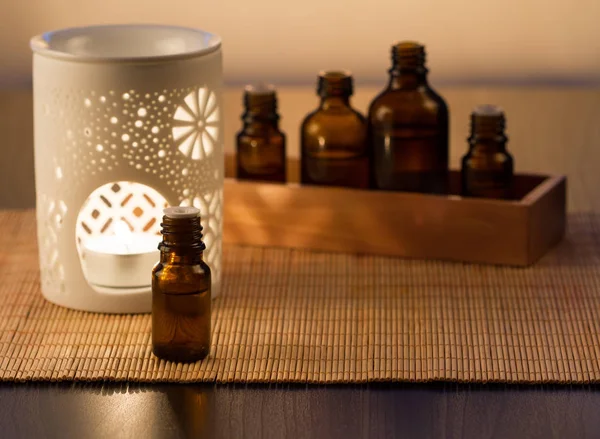 Aromatherapie Lampe und Kerze, ätherische Öle für die Aromatherapie Stockfoto