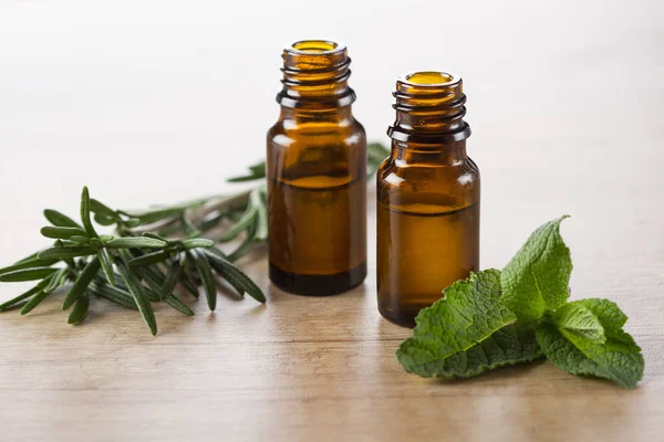 Ätherisches Öl Rosmarin und Pfefferminze für die Aromatherapie lizenzfreie Stockfotos