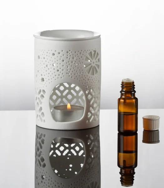 Aromaterapia lâmpada e vela e óleo essencial — Fotografia de Stock
