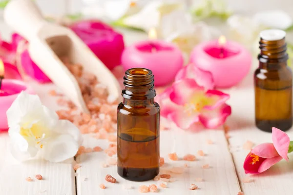 Aceite esencial para aromaterapia, flores, jabón artesanal, sal himalaya — Foto de Stock