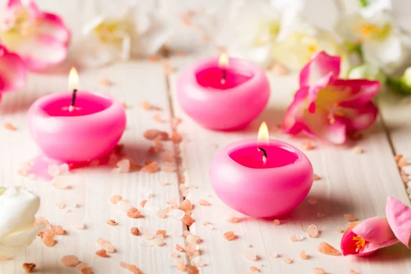 Velas de rosas, sal himalaya, flores.Aromaterapia — Foto de Stock