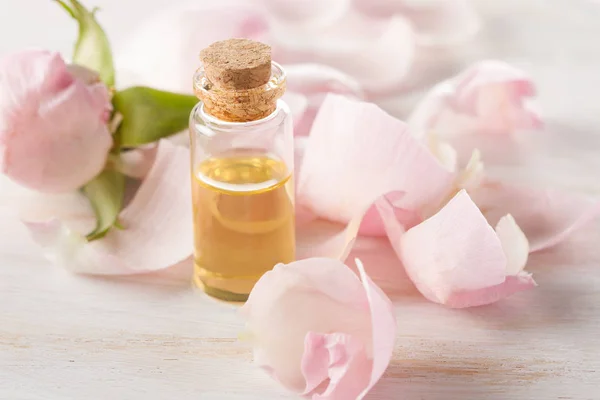 Aceite de aroma de rosas para aromaterapia, pétalos de rosas rosas — Foto de Stock