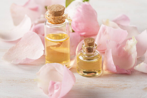 Масло аромата роз для ароматерапии, лепестки розовых роз

