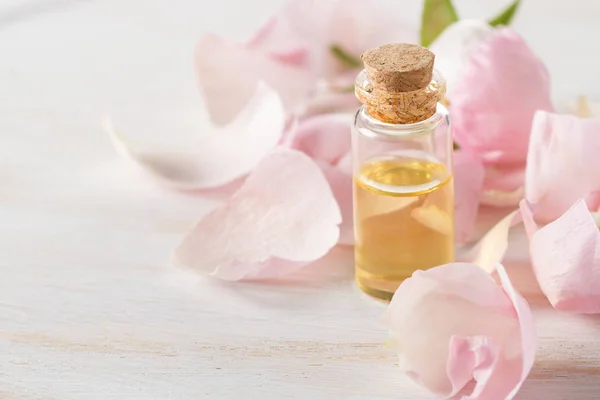 Aceite de aroma de rosas para aromaterapia, pétalos de rosas rosas — Foto de Stock