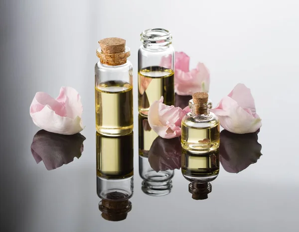 Aceite de aroma de rosas para aromaterapia, pétalos de rosas rosas — Foto de Stock