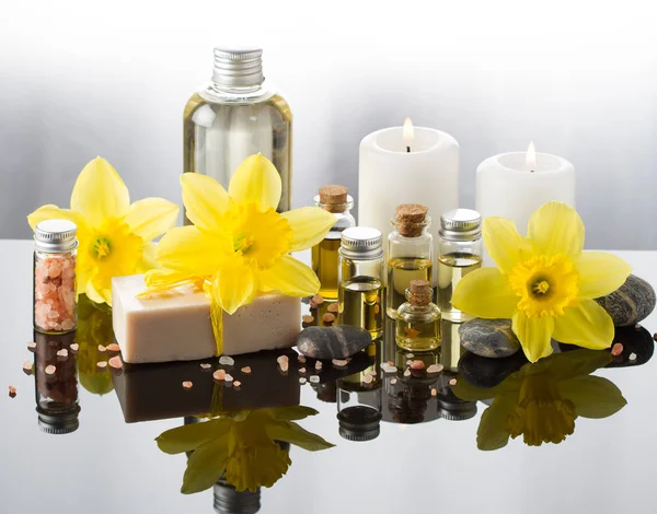 Óleo de aroma para aromaterapia, velas, flores, pedra — Fotografia de Stock