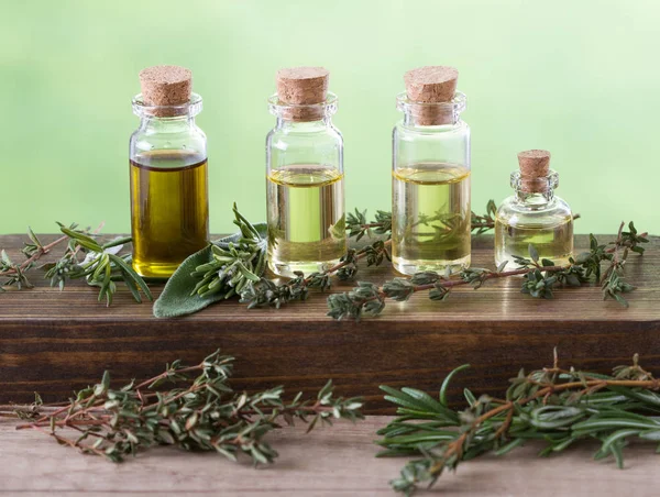 Эфирные ароматические масла для ароматерапии — стоковое фото