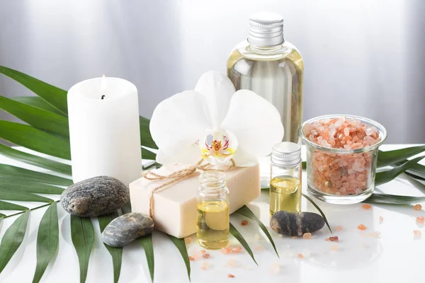 Aceite de aroma para aromaterapia, vela, piedra, flor de orquídea, sal del Himalaya — Foto de Stock