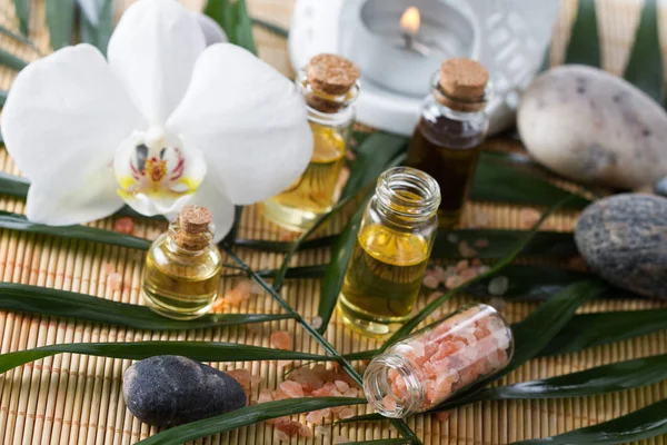 Aceite de aroma para aromaterapia, flor de orquídea, piedra, sal del Himalaya —  Fotos de Stock