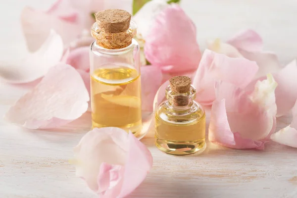 Rosen Aromaöl für Aromatherapie, rosa Rosen Blütenblätter Stockfoto