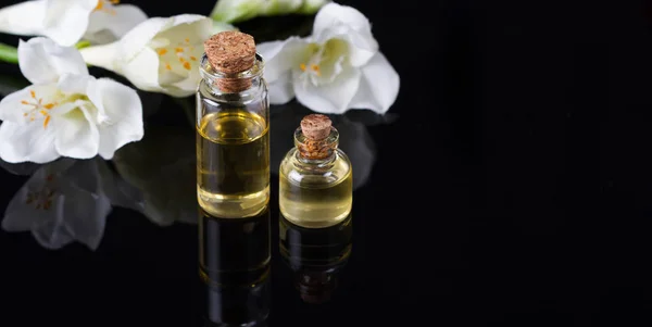 Ефірні олії ароматерапії та квіти — стокове фото
