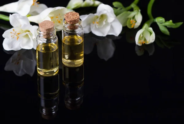 Ефірні олії ароматерапії та квіти — стокове фото